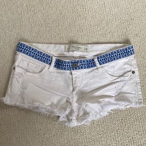 Whit los rise Jean shorts with blue design.